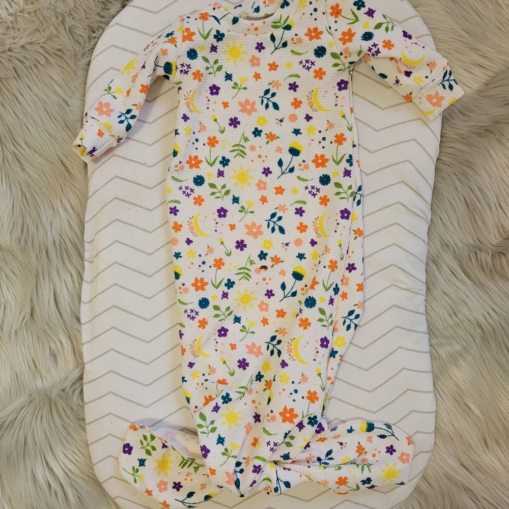 Knotted baby gown with matching hat and bow - Picture 2 of 4